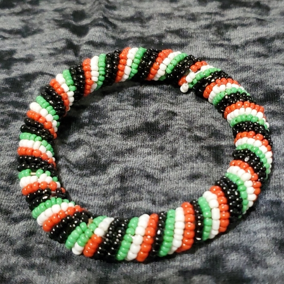 Beaded bangle bracelet set - Picture 3 of 4